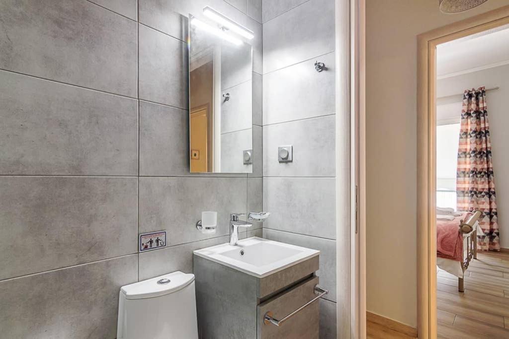 Bright Apartment For 6 Ppl In Athén Kültér fotó