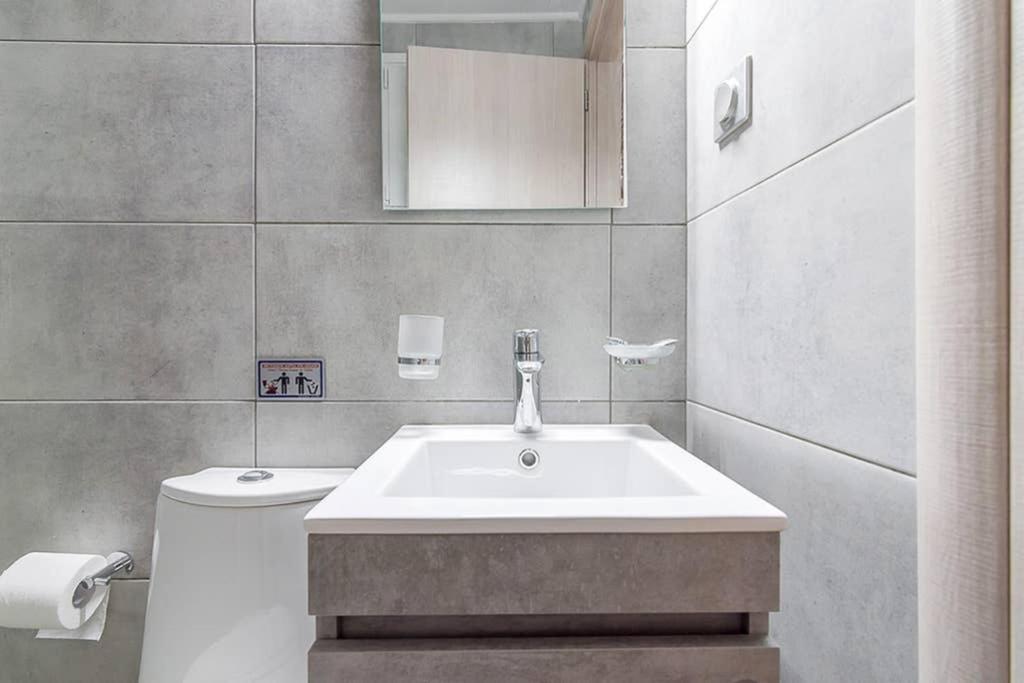 Bright Apartment For 6 Ppl In Athén Kültér fotó